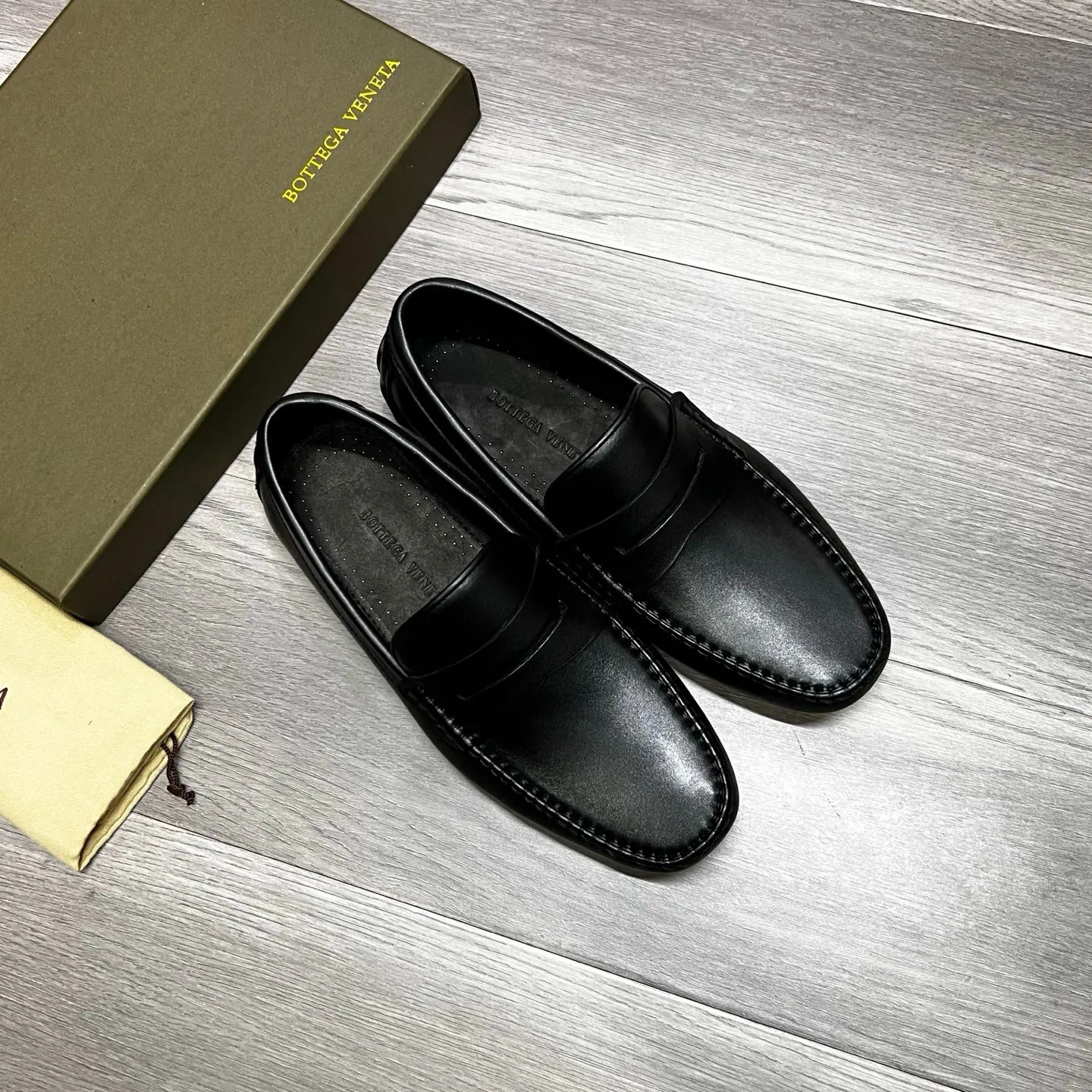 Factory price 480 BV 〰️Purely handmade classic men's beanie shoes👉👉driving shoes, slip-on shoes, made of imported cowhide from Italy, 💕water-dyed cowhide lining, 🔊original outsole, waterproof platform design, comfortable on the feet. Good choice for traveling and driving, single color available, code number: 38-44, (45 can be customized)